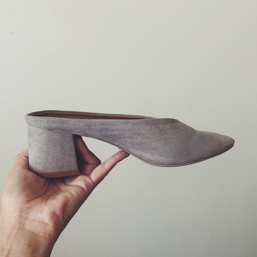 LITTLE HEEL PUMPS.